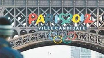 <b>A SUS PIES. </b>La Torre Eiffel, que se engalanó para la visita del COI, tendría a sus pies el voley playa.