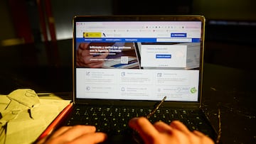 Una persona hace el borrador de su declaración de la renta en un ordenador, a 8 de abril de 2026, en Madrid (España). La Campaña de la Renta y Patrimonio correspondiente al año 2025 ha arrancado hoy, 8 de abril, con la presentación de las declaraciones por Internet. La Agencia Tributaria ya ha puesto a disposición de los contribuyentes sus datos fiscales y otros contenidos con el objetivo de que puedan adelantar las gestiones de cara a la presentación de la declaración. También está disponible el nuevo servicio para obtener el número de referencia para 2025, que permitirá gestionar todos los servicios para la Campaña (y para las campañas anteriores).
08 ABRIL 2026;RENTA;AGENCIA TRIBUTARIA;BORRADOR;CAMPAÑA RENTA;DECLARACIÓN;
Jesús Hellín / Europa Press
08/04/2026