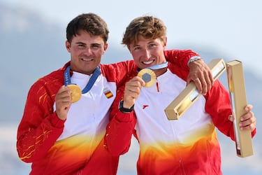 Diego Botín y Florian Trittel han sido los primeros en sumar un nuevo oro para España en esta edición de los Juegos Olímpicos. Lo han conseguido en la categoría 49er de vela, deporte en el que España ya cuenta con 22 metales.