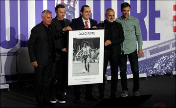 Paulo Futre rodeado de los que fueron sus compañeros de equipo en su etapa rojiblanca. En la imagen, el exdelantero portugués con Manolo, Abel Resinos, Tomás Reñones y Roberto Solozabal.
