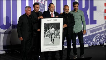 Paulo Futre rodeado de los que fueron sus compañeros de equipo en su etapa rojiblanca. En la imagen, el exdelantero portugués con Manolo, Abel Resinos, Tomás Reñones y Roberto Solozabal.