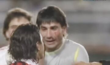 En las semifinales de 2004 los ánimos estaban muy calientes y durante todo el partido los encontronazos fueron frecuentes hasta que durante una de las múltiples broncas Gallardo arañó en la cara a Abbondanzieri.