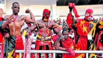 <b>DISFRAZADOS. </b>Los aficionados angoleños han dado un gran colorido a las gradas en la CAN, aunque ha habido menos hinchas de equipos rivales que en otras ocasiones.