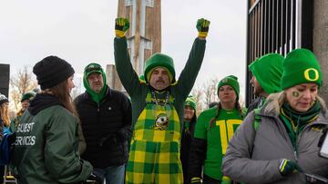 EUGENE, OREGON - NOVEMBER 30: The Oregon Ducks fans walk into the stadium before their game against the Washington Huskies at Autzen Stadium on November 30, 2024 in Eugene, Oregon. Tom Hauck/Getty Images/AFP (Photo by Tom Hauck / GETTY IMAGES NORTH AMERICA / Getty Images via AFP)