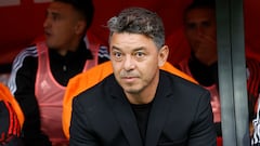 AME1964. SANTIAGO (CHILE), 09/11/2022.- El entrenador de River Plate Marcelo Gallardo observa desde el banco hoy, durante un partido amistoso ante Colo Colo jugado en el estadio Sausalito de Viña del Mar (Chile). EFE/ Elvis González
