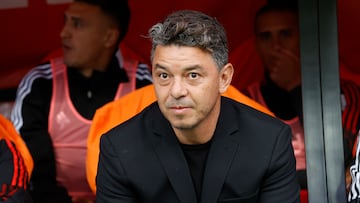 AME1964. SANTIAGO (CHILE), 09/11/2022.- El entrenador de River Plate Marcelo Gallardo observa desde el banco hoy, durante un partido amistoso ante Colo Colo jugado en el estadio Sausalito de Viña del Mar (Chile). EFE/ Elvis González
