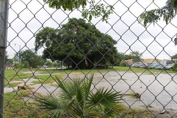 El terreno se encuentra en un barrio que se encuentra al lado de Downtown.