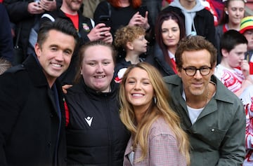 El actor y dueño del Wrexham, Rob McElhenney y Ryan Reynolds, junto a la actriz Blake Lively, se toman un selfie con un aficionado antes del partido.