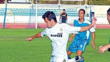 <b>DEFENSA.</b> Luis Hernández, rodeado de contrarios, despeja el balón.