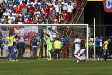 Los jugadores de la U. de Conce celebran el tanto de Michael Lepe ante la UC.