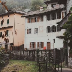 Compran una casa abandonada por 500 euros y un detalle en el interior sorprende a los lugareños: ahora la han tenido que rebautizar