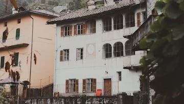 Compran una casa abandonada por 500 euros y un detalle en el interior sorprende a los lugareños: ahora la han tenido que rebautizar