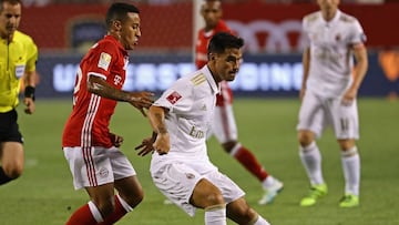 Timothy Tillman (izquierda) presiona a Suso en el amistoso que enfrentó a Bayern y Milán en pretemporada.