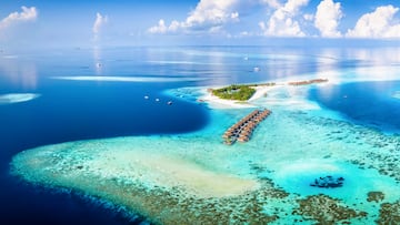 País tropical en el océano Índico que abarca 26 atolones con forma de anillos que se componen de más de 1,000 islas de coral. Famoso por las playas, las lagunas azules y los extensos arrecifes.