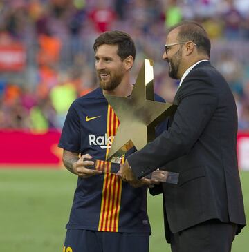 Leo Messi sujeta la Estrella que otorga el patrocinador del partido: Estrella Damm