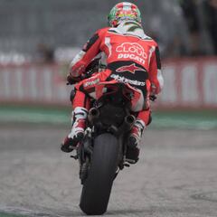 Davies gana y Laverty sale ileso de un grave accidente