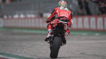 Davies gana y Laverty sale ileso de un grave accidente