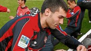 <b>REFERENCIA. </b>Tras el buen partido que cuajó en Riazor, David Barral, en la imagen firmando autógrafos, volverá a ser el referente ofensivo del equipo de Preciado ante el Numancia.