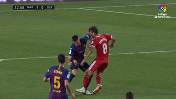 Gil Manzano expuls車 a Lenglet por un codazo con ayuda del VAR