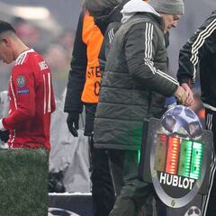 James sale al final del primer tiempo por una molestia