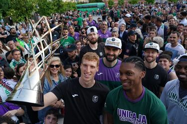 El Unicaja de Málaga celebra su segundo título de la BCL (Basketball Champions League) en La Parroquia, Basílica y Real Santuario de Santa María de la Victoria y de la Merced.
