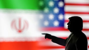 Figura de Donald Trump con las banderas de Irán y Estados Unidos en el fondo.
