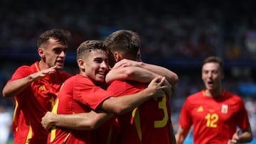 PARÍS (FRANCIA), 24/07/2024.- Los jugadores españoles celebran el 1-2 durante el partido de la fase de grupos de los Juegos Olímpicos que España y Uzbekistán disputan este miércoles en el Parque de los Príncipes de París. EFE/ Miguel Gutiérrez