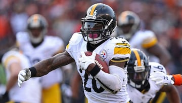 CINCINNATI, OH - DECEMBER 7:  Le&#039;Veon Bell #26 of the Pittsburgh Steelers runs the ball in for a touchdown during the fourth quarter of the game against the Cincinnati Bengals at Paul Brown Stadium on December 7, 2014 in Cincinnati, Ohio. Pittsburgh defeated Cincinnati 42-21. (Photo by Andy Lyons/Getty Images)