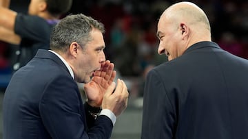 VITORIA, 23/11/2025.- Los entrenadores del Kosner Baskonia, Paolo Galbiati (i), y del Surne Bilbao Basket (d), Jaume Ponsarnau, hablan antes del partido de la Liga ACB que enfrenta a sus equipos en el pabellón Fernando Buesa Arena de Vitoria este domingo. EFE/ Adrián Ruiz Hierro