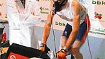 <b>ARRANCA EUSKALTEL. Haimar Zubeldia (en la imagen) fue el primer corredor del Euskaltel que pasó ayer las pruebas de esfuerzo, exigidas por la UCI, en el Centro Médico de Derio (Vizcaya). Después de estos tests físicos, que se completarán hoy, el equipo vasco hará su presentación oficial esta tarde (19:30) en Vitoria.