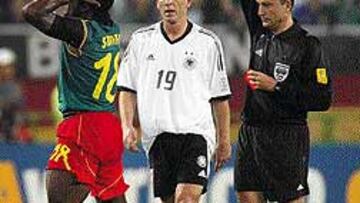 <b>RÉCORD MUNDIAL.</b> El 11 de junio de 2002, en Shizuoka, López Nieto mostró 16 tarjetas amarillas y dos rojas en el Alemania-Camerún que deparó el adiós del Mundial de los africanos. El colegiado malagueño firmó el récord en las Copas del Mundo.