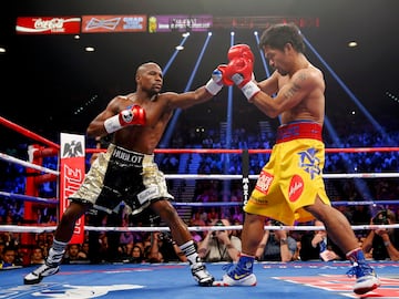El choque que enfrent車 a Floyd Mayweather y Manny Pacquiao el 2 de mayo de 2015 en el MGM Grand Arena de Las Vegas fue trascendental en la historia del boxeo. El combate gener車 una gran expectaci車n y mucho dinero: 410 millones de ingresos para ser exactos. Es el 迆nico boxeador que se ha coronado campe車n en ocho categor赤as de peso distintas.
La defensa de Mayweather se impuso al boxeo aguerrido de Pacquiao. El estadounidense gan車 de forma clara y se llev車 los cinturones welter del CMB, AMB y OMB por decisi車n un芍nime. Fue tan evidente la victoria, que no gener車 ninguna pol谷mica.