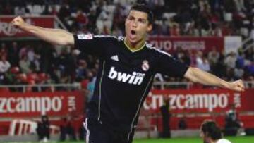 <b>COMO UN AVIÓN. </b>Cristiano destrozó al Sevilla marcando cuatro de los seis goles que ayer consiguió el Madrid en el Sánchez Pizjuán.