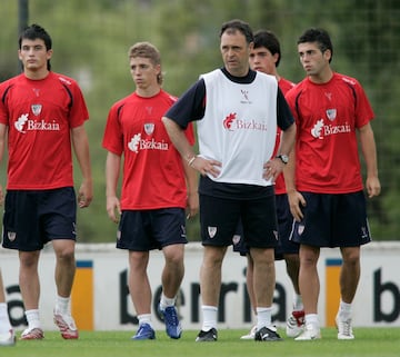 En verano de 2007. Caparrós llevó a la pretemporada a un joven de 14 años que no había debutado ni con el juvenil del club rojiblanco. 