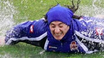 <b>AL MAL TIEMPO, BUENA CARA. </b>En pleno temporal de lluvia y de viento, Andrés Guardado aprovechó la última sesión en tierras coruñesas para deslizarse sobre el agua.