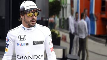 Fernando Alonso, caminando por el paddock de Hungaroring.