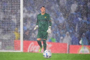 Las fuertes lluvias obligaron a que el partido entre Millonarios y Peñarol se suspendiera por varios minutos.