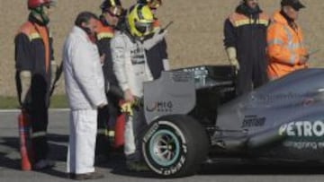 El alem&aacute;n Nico Rosberg observa su monoplaza despu&eacute;s de sufrir una aver&iacute;a.