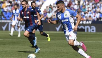 &Oacute;scar Rodr&iacute;guez controla el bal&oacute;n durante el partido de Liga Santander entre Legan&eacute;s y Levante.