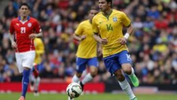 Thiago Silva lider&oacute; la defensa de Brasil en el amistoso contra Chile, en Londes.