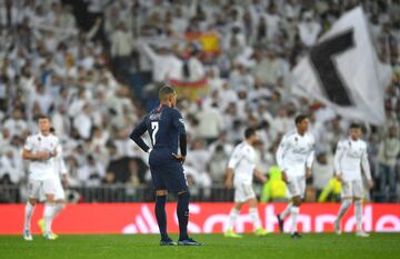 Kylian Mbappé del Paris Saint-Germain aparece abatido después de que Karim Benzema del Real Madrid anotara el primer gol durante un encuentro de la Champions el el 26 de noviembre de 2019.