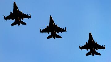 FILE PHOTO: Dutch F-16 fighter jets fly above Volkel Air Base in Volkel, Netherlands June 9, 2023. REUTERS/Piroschka van de Wouw/File Photo