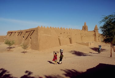 Fundada por pueblos tuareg en pleno corazón del Sahara, Timbuktu fue un centro intelectual islámico y comercial entre los siglos XIII y XVI. Sus mezquitas de barro y manuscritos antiguos son testigos de cómo la cultura floreció en uno de los entornos más inhóspitos del planeta.
