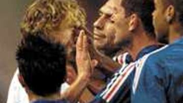 Zidane y Karpin, durante la pelea que mantuvieron durante el partido entre Francia y Rusia.