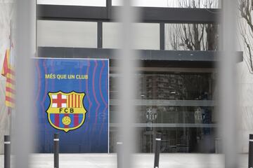 Los Mossos d'Esquadra están registrando las oficinas del FC Barcelona por orden de la Juez en el marco de la investigación del 'Barçagate'.
