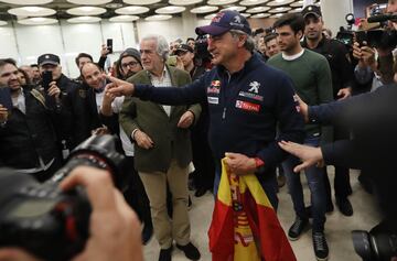 Los campeones de coches del Dakar 2018 llegaron al aeropuerto de Madrid en medio de una gran expectaci¨®n y de decenas de seguidores que les vitorearon a su llegada.