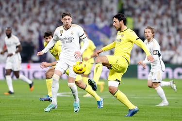 Parejo controla un balón ante Fede Valverde.