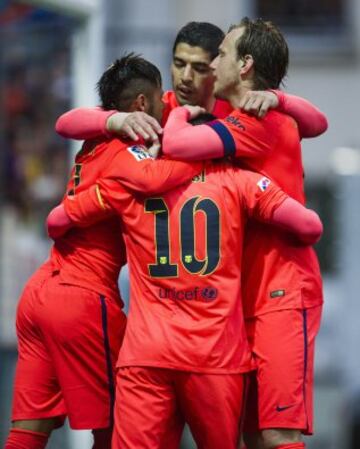 El delantero argentino del FC Barcelona Lionel Messi celebra con sus compañeros el segundo gol marcado al Eibar durante el partido de la vigésima séptima jornada de liga de Primera División