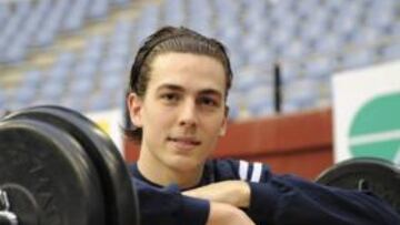 <b>SIGUIENDO LOS PASOS DE SU PADRE. </b>Edgar San Epifanio posa para AS antes del entrenamiento del Bruesa en Illumbe.