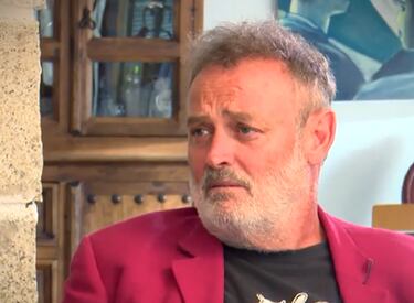 Cantante, humorista, actor y ahora concursante de un programa de striptease. Pocas cosas se le han escapado a uno de los miembros del mítico grupo ‘Los Toreros Muertos’. La televisión la tiene más que controlada, pues trabajó en ‘Caiga quien caiga’, ‘El Intermedio’, ‘Splash! Famosos al agua’ o ‘Ven a cenar conmigo’, entre otros formatos.  